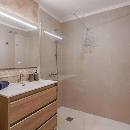 Apartment Seaside With Spacious Terrace, Pool, And Wi-fi *