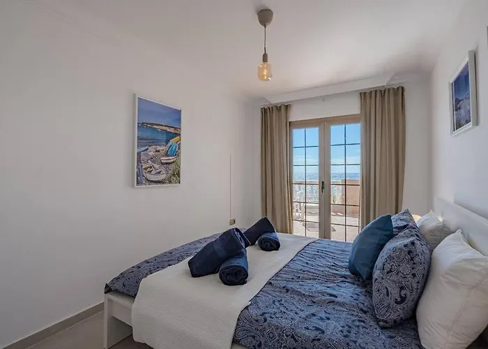 Apartmán Seaside With Spacious Terrace, Pool, And Wi-fi *