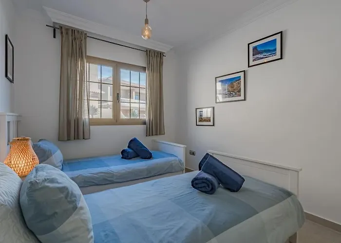 Apartamento Seaside With Spacious Terrace, Pool, And Wi-fi