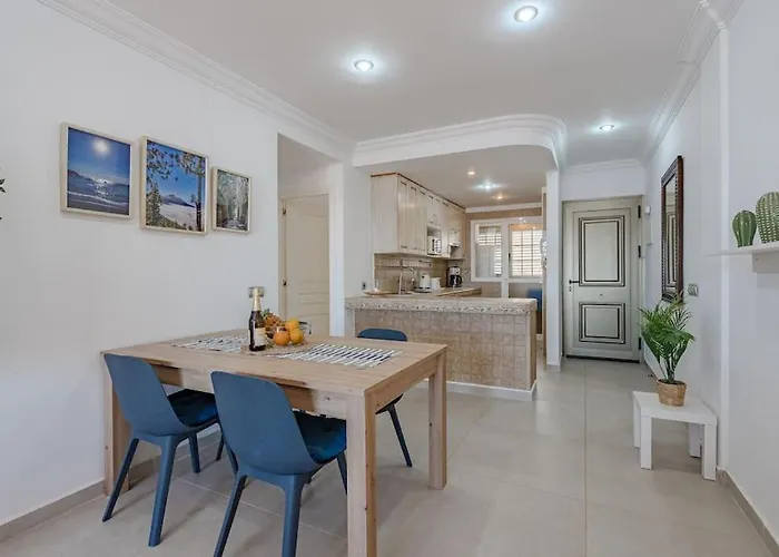 Seaside With Spacious Terrace, Pool, And Wi-fi Apartamento *