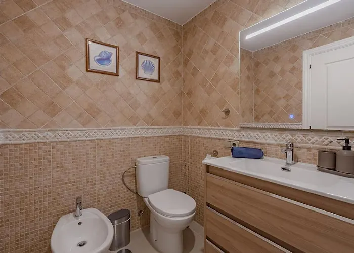 Apartamento Seaside With Spacious Terrace, Pool, And Wi-fi