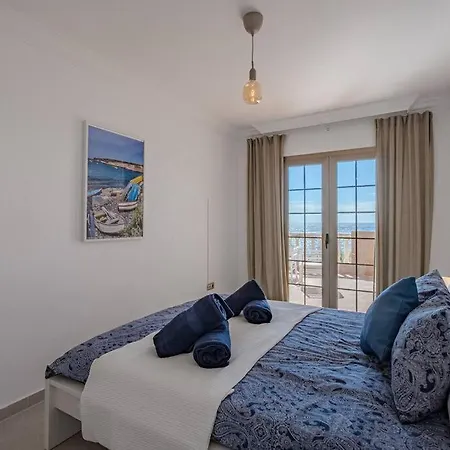 Apartment Seaside With Spacious Terrace, Pool, And Wi-fi *