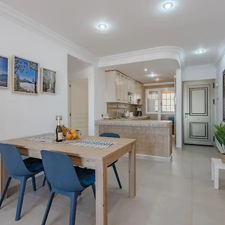 Seaside With Spacious Terrace, Pool, And Wi-fi Apartment *