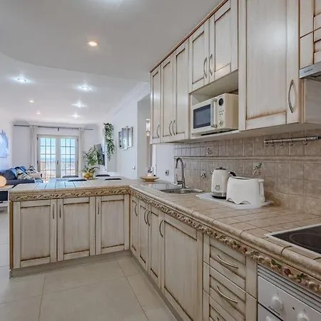 Seaside With Spacious Terrace, Pool, And Wi-fi 아파트