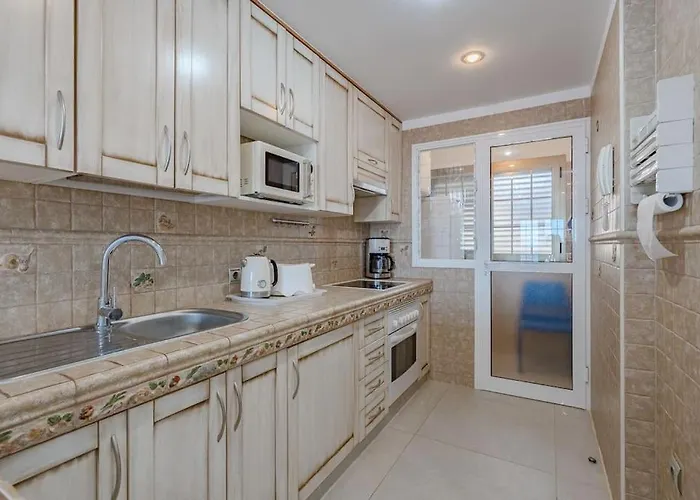 شقة Seaside With Spacious Terrace, Pool, And Wi-fi