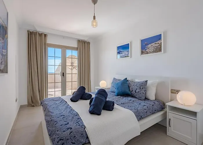 شقة Seaside With Spacious Terrace, Pool, And Wi-fi