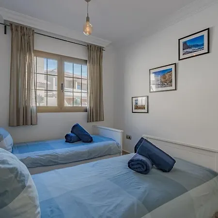Apartamento Seaside With Spacious Terrace, Pool, And Wi-fi