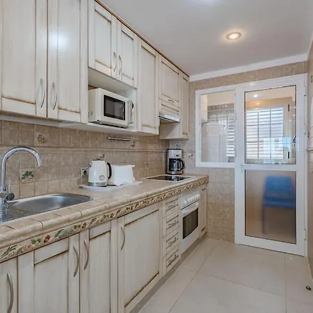 Apartamento Seaside With Spacious Terrace, Pool, And Wi-fi