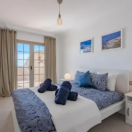 Apartamento Seaside With Spacious Terrace, Pool, And Wi-fi